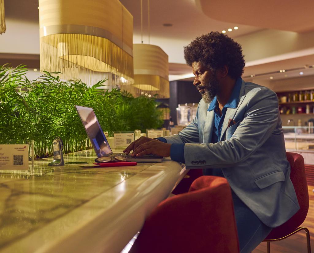 UK_CT_VA_SHOT_7_BIZ_TRAVELLER_WORKING_01272.jpg