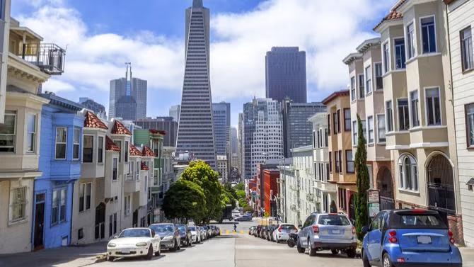 Downtown view of the city of San Fransisco, showcasing tourist attractions in the San Fransisco travel destination guide.